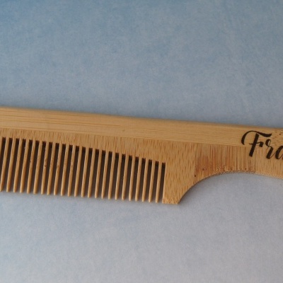 Pente de madeira natural com nome Francisco gravado no cabo