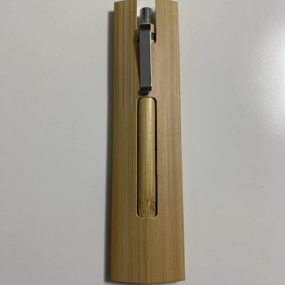 Conjunto de caneta com estojo de madeira clara e caneta metálica prateada