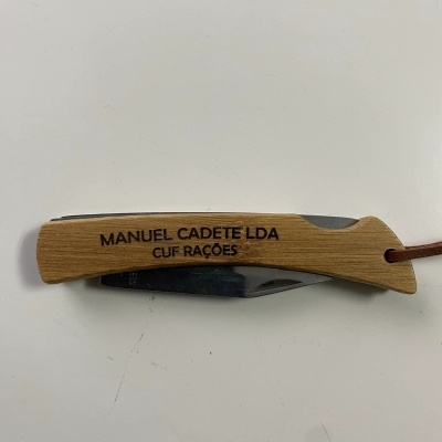 Navalha com cabo de madeira claro com gravação