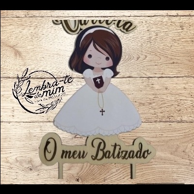 Topo de bolo com menina e texto 'O meu Batizado' em madeira