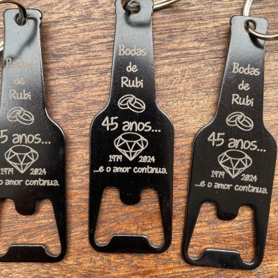 Chaveiros abridor de garrafas preto com gravação Bodas de Rubi 45 anos