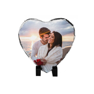 Fotografia personalizada em pedra em forma de coração com casal junto ao mar ao pôr do sol