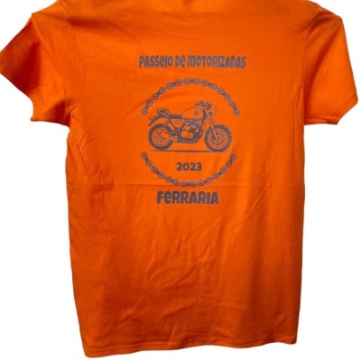 T-shirt laranja com estampa de mota e texto em cinzento