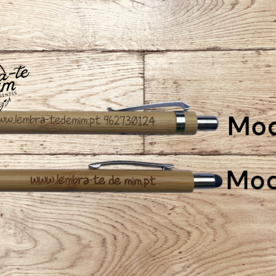 Dois esferográficos de madeira clara com textos impressos sobre superfície de madeira clara.