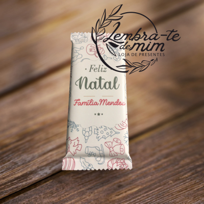 Embalagem de chocolate com design natalício e texto personalizado 'Feliz Natal Família Mendes'