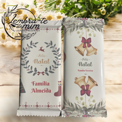 Barras de chocolate natalícias com embalagens decoradas e mensagens personalizadas à frente