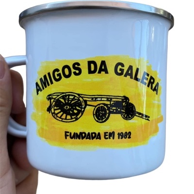 Caneca branca de metal com ilustração e texto Amigo da Galera