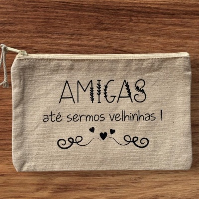 Estojo bege com frase AMIGAS até sermos velhinhas e desenhos em preto