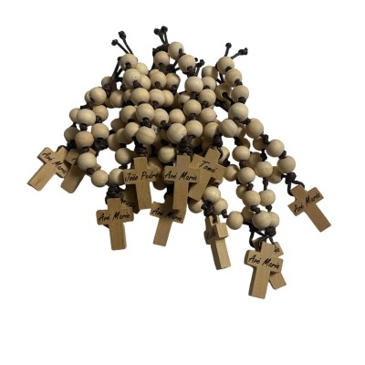 Terços de madeira clara com cruzes gravadas