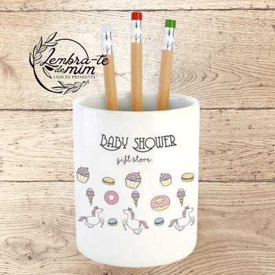 Copo branco decorado com desenhos e palavras BABY SHOWER gift store com três lápis de madeira dentro