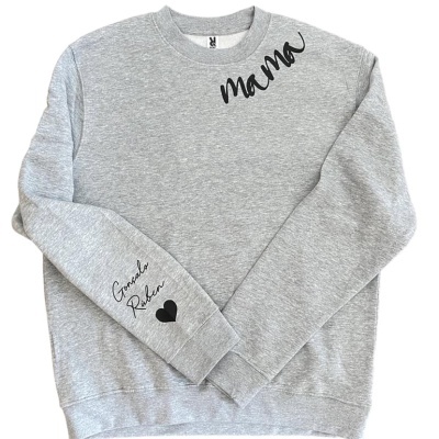 Sweatshirt cinza com texto preto mama e Grandpa Robert no ombro e manga