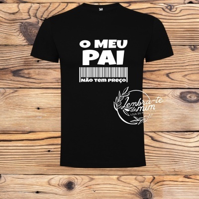 T-shirt preta com texto branco O MEU PAI NÃO TEM PREÇO e código de barras