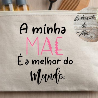 Estojo de tecido cru com texto em português e pequena imagem circular com flores e texto