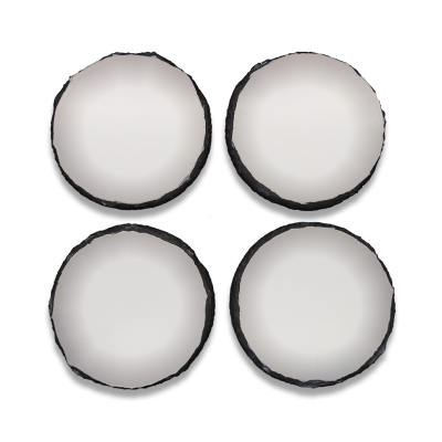 Conjunto de quatro pratos redondos com borda preta irregular e interior branco