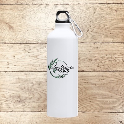 Garrafa metálica branca com tampa preta e mosquetão, decoração verde e preta