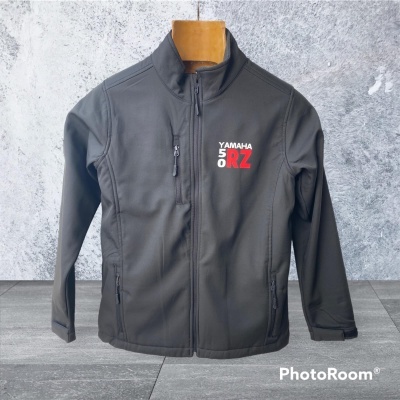 Casaco cinza-escuro para criança com texto YAMAHA 50 RZ no peito