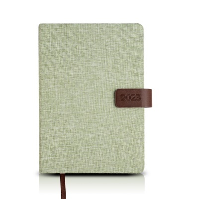 Agenda anual verde-claro com fecho castanho e inscrição 2023.