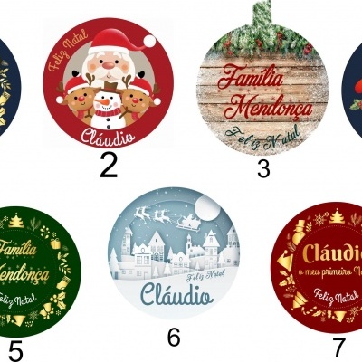 Etiquetas de Natal coloridas com nomes e temas festivos variados