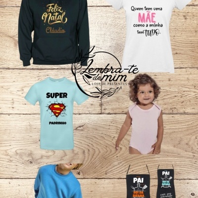 Produtos de roupa e bolsas com textos variados em madeira clara