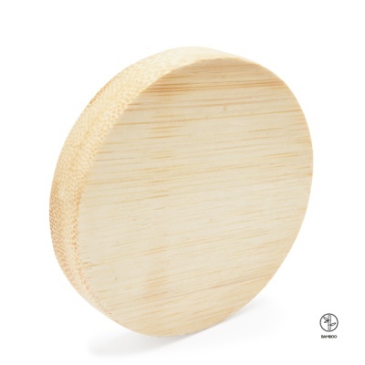 Disco redondo de madeira clara sobre fundo branco