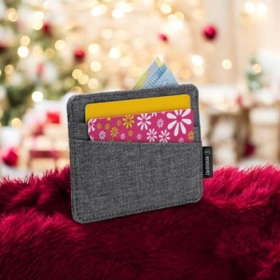 Carteira cinza escuro com cartões coloridos e notas de euro