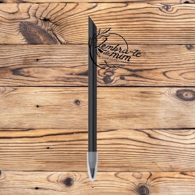 Caneta preta com tampa cinzenta sobre fundo de madeira com texto decorativo