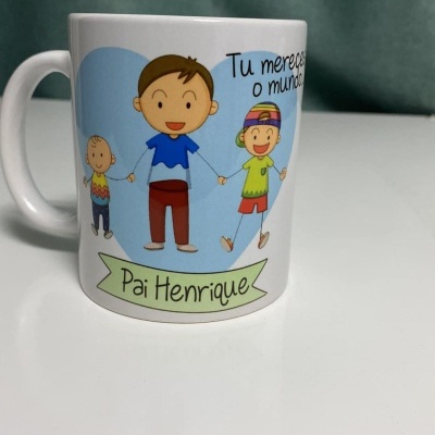 Caneca branca com ilustração de personagens e texto personalizado Pai Henrique