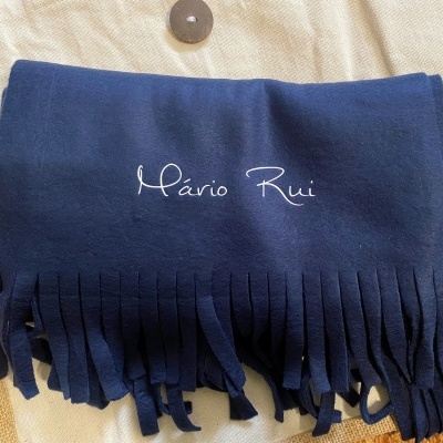 Cachecol azul escuro com texto Mário Rui e franjas