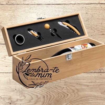 Conjunto de acessórios para vinho numa caixa de madeira aberta sobre fundo de madeira