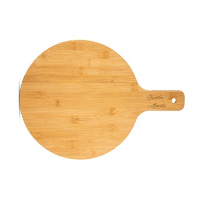 tábua de madeira redonda com pega e texto gravado Família Almeida