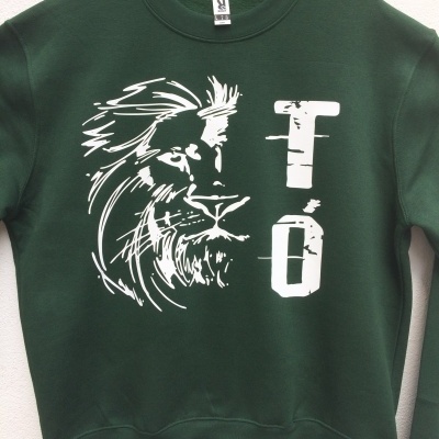 Sweatshirt verde escuro com estampa branca de rosto de leão e letras T Õ
