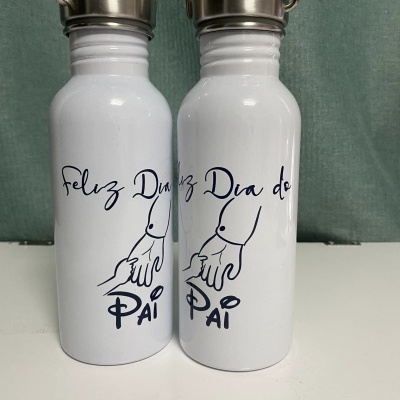 Duas garrafas brancas de metal com tampas metálicas e texto 