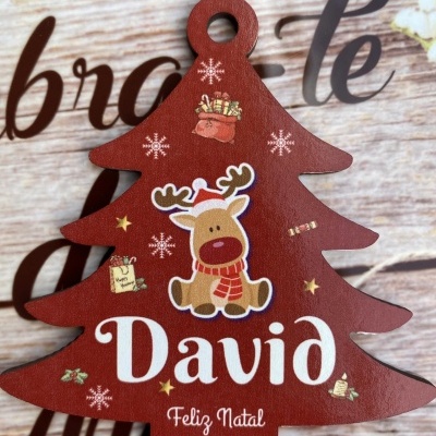 Árvore de Natal vermelha decorativa com rena e texto David Feliz Natal