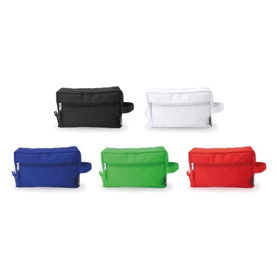 Cinco bolsas de viagem retangulares em várias cores sobre fundo branco