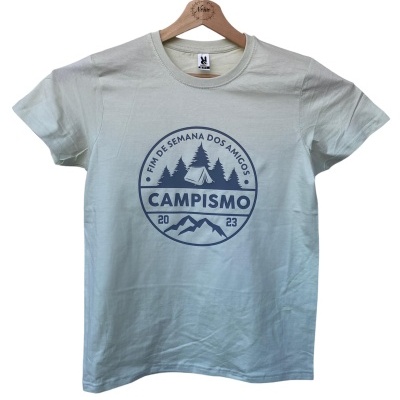 T-shirt branca de algodão com estampa azul frontal e cabide de madeira