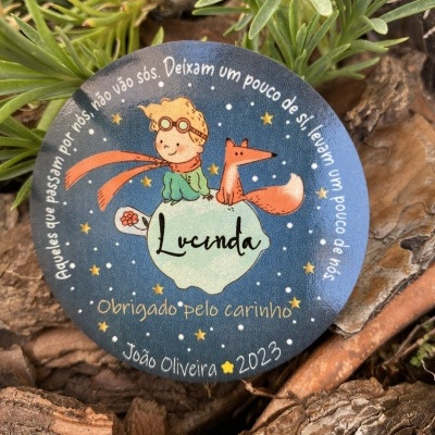 Botão redondo azul com personagem e raposa, texto em português e estrelas