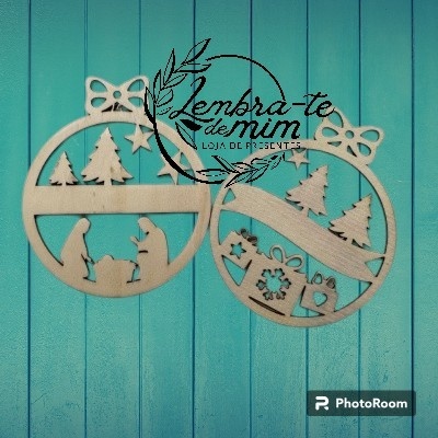 Ornamentos de madeira decorativos em forma de bolas de Natal com laços, árvores e figuras, fundo azul.