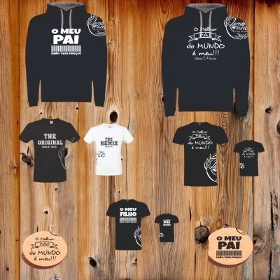 Peças de roupa com textos em português e inglês sobre superfície de madeira clara.