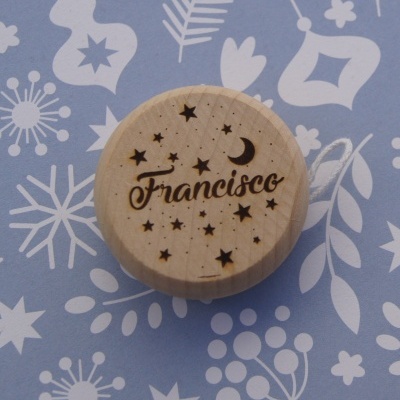 Tampa de madeira redonda gravada com nome Francisco e estrelas