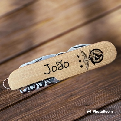 Canivete multifunções com cabo em madeira clara gravado com o nome João e logótipo