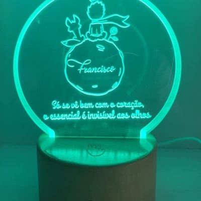 Luminária LED verde com desenho do Principezinho e texto em português