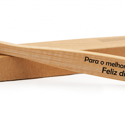 Escova de dentes de bambu com texto gravado em caixa de cartão