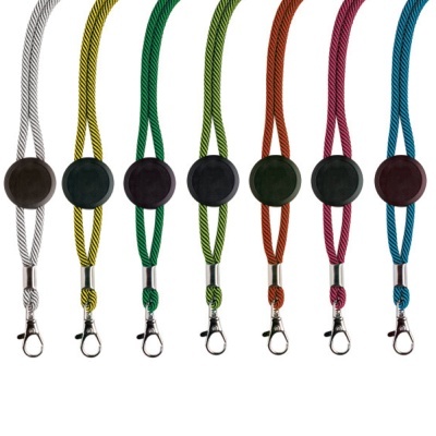 Sete cordões listrados coloridos com moedas redondas pretas e fechos metálicos.