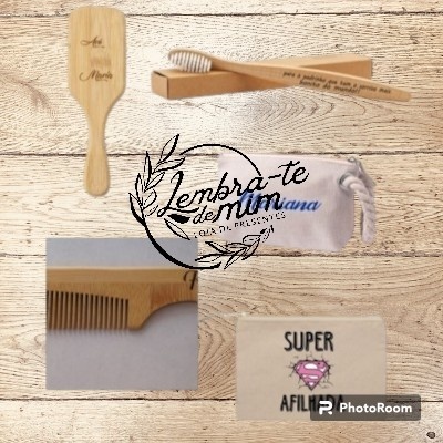 Conjunto de escova, pente e escova de dentes em madeira com textos gravados, saco branco com cordão e embalagem com texto.