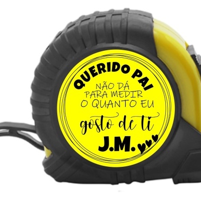 Trena de medição preta e amarela com adesivo amarelo com texto para pai