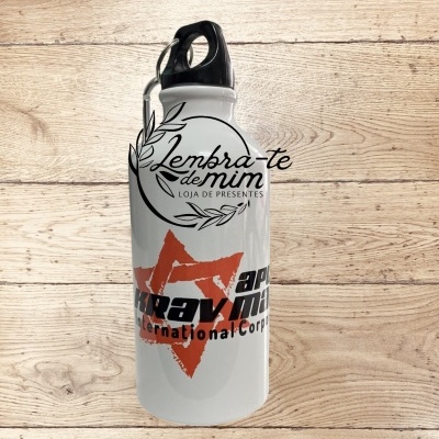 Garrafa de alumínio branca com tampa preta e texto preto e laranja