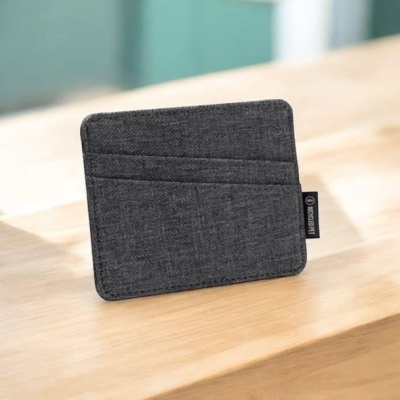 Carteira porta-cartões cinzenta em tecido sobre superfície de madeira clara