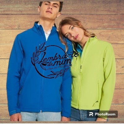 Casal com casacos desportivos azul royal e verde lima, fecho e gola alta, de frente sobre fundo de madeira clara