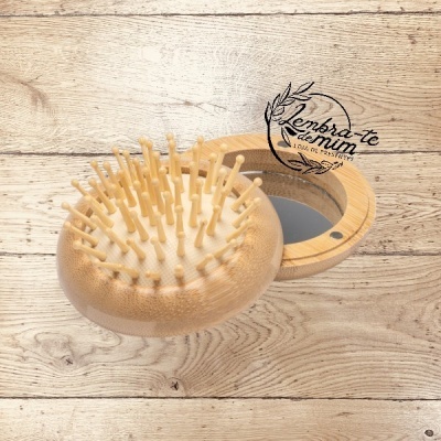 Escova de madeira clara oval com cerdas de madeira e tampa com texto 'Lembra-te de mim'