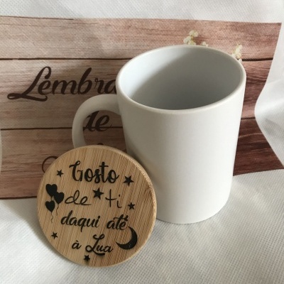Caneca branca com tampa de madeira gravada, texto decorativo em português.